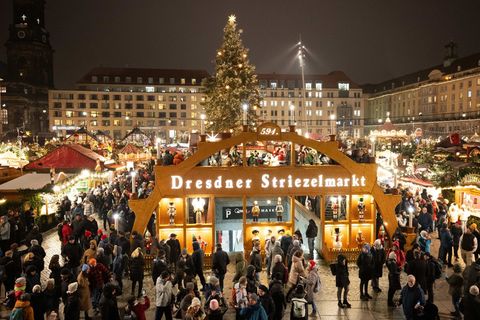 Hell erleuchtet ist ein überdimensionaler Schwibbogen auf dem 591. Dresdner Striezelmarkt zur Eröffnung. (Archivbild) Foto: Seba
