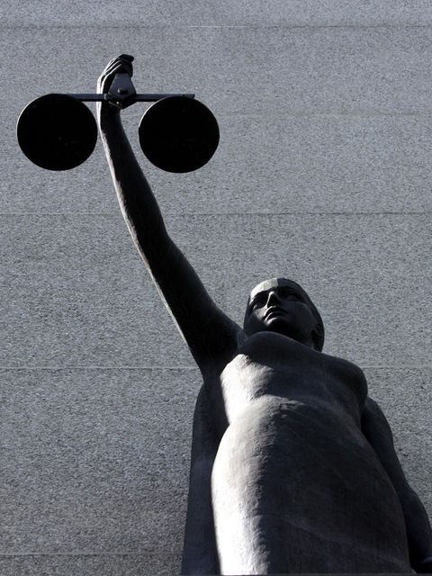 Symbolbild Gericht Prozess gegen Polizisten mit Mafia-Freund