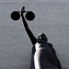 Symbolbild Gericht Prozess gegen Polizisten mit Mafia-Freund