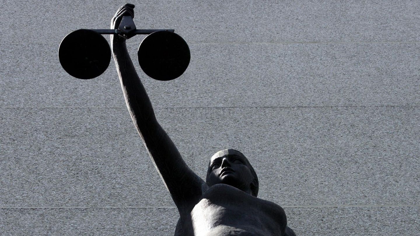 Symbolbild Gericht Prozess gegen Polizisten mit Mafia-Freund