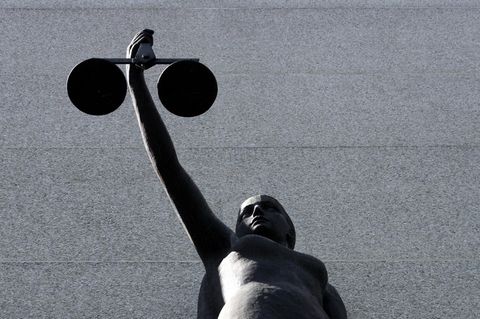 Symbolbild Gericht Prozess gegen Polizisten mit Mafia-Freund