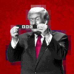 Trump-Illustration: er hält einen Zettel  hoch mit einem BBC-Logo
