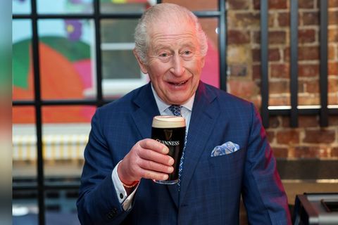 König Charles III. hat ein nahezu perfektes Guinness gezapft.