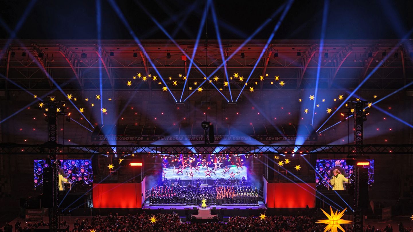 Mehrere Chöre und Solisten haben Tausende Zuschauer beim Adventskonzert im Dresdner Rudolf-Harbig-Stadion begeistert. Foto: Robe