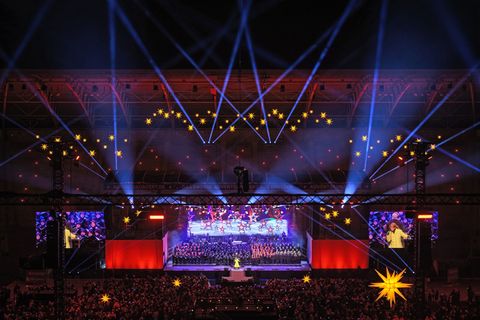 Mehrere Chöre und Solisten haben Tausende Zuschauer beim Adventskonzert im Dresdner Rudolf-Harbig-Stadion begeistert. Foto: Robe