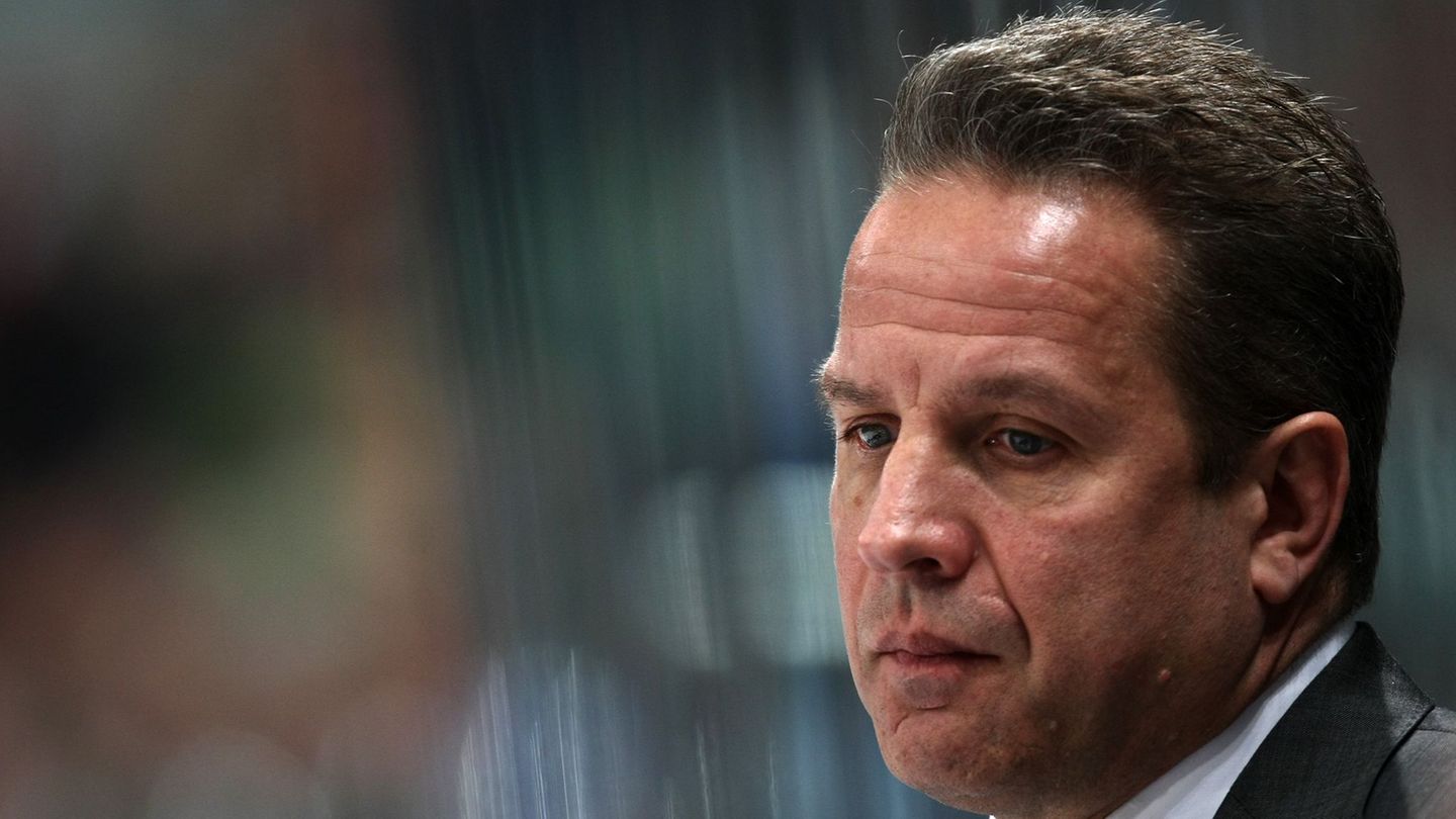 Der bisherige Trainer Rich Chernomaz wird bei der DEG nun Sportdirektor. (Archivbild) Foto: picture alliance / dpa