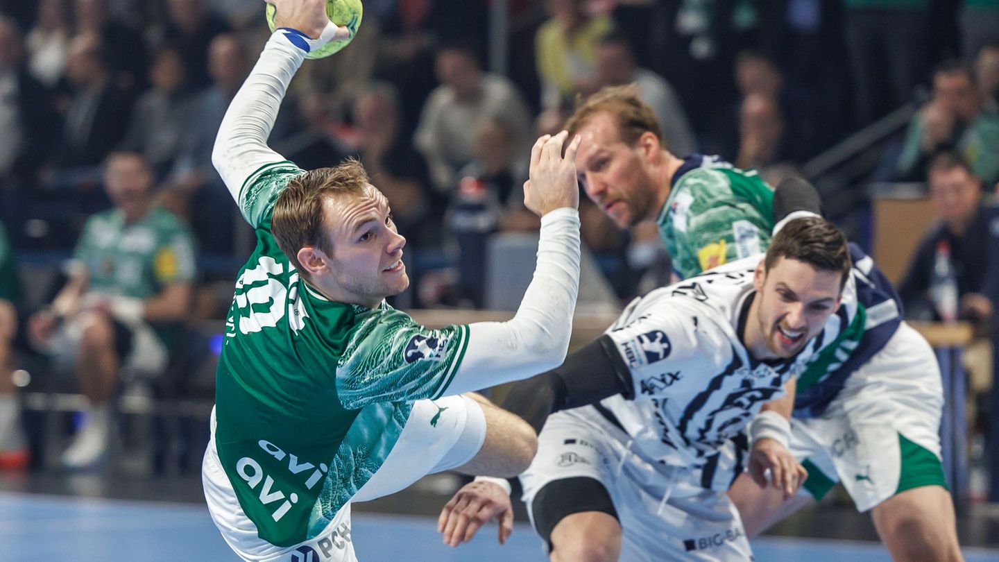 Welthandballer Mathias Gidsel kommt gegen Kiel akrobatisch zum Abschluss. Foto: Andreas Gora/dpa