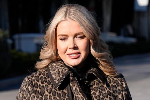 Karoline Leavitt spricht außerhalb des Weißen Hauses mit Journalisten