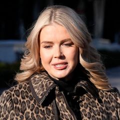 Karoline Leavitt spricht außerhalb des Weißen Hauses mit Journalisten