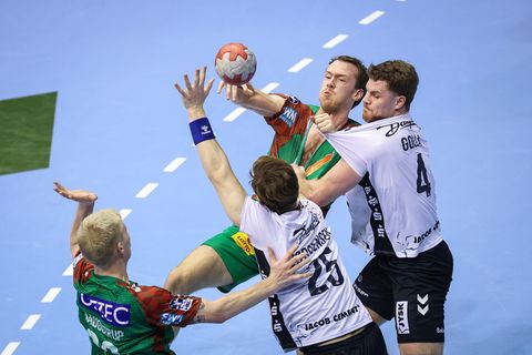 Felix Claar (3.v.l.) glänzte vor allem vor der Pause gegen Flensburg. Foto: Ronny Hartmann/dpa-Zentralbild/dpa