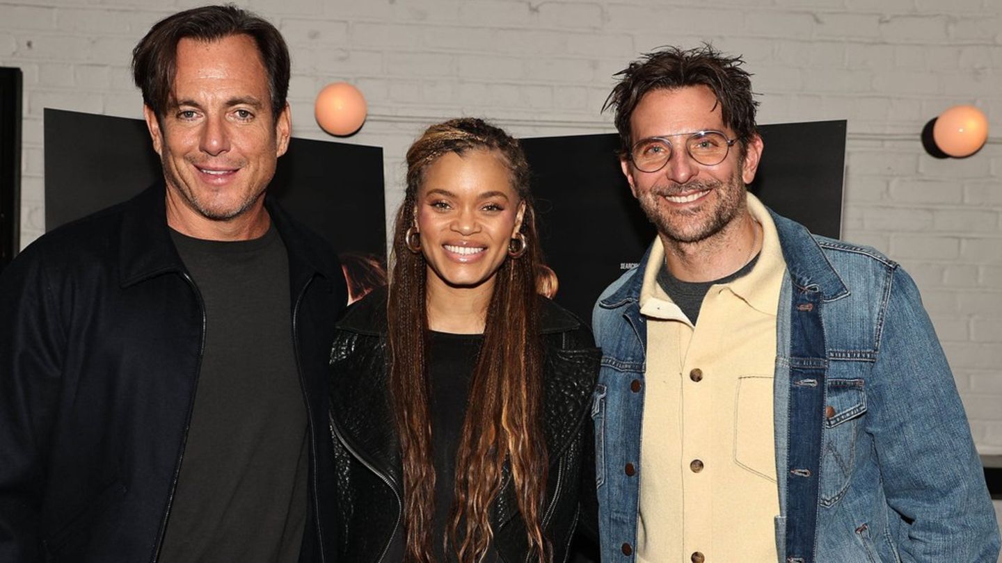 Bradley Cooper zusammen mit seinen "Is This Thing On?"-Co-Stars Will Arnett und Andra Day.