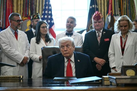 Trump vor der Unterzeichnung des Cannabis-Dekrets