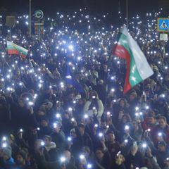 Menschen gingen mit Flaggen und Lichtern auf die Straße. Foto: Valentina Petrova/AP/dpa
