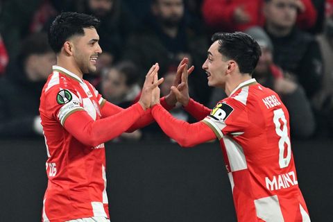 Nadiem Amiri von Mainz 05 feiert sein Tor zum 2:0 mit dem Kollegen Paul Nebel