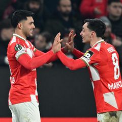 Nadiem Amiri von Mainz 05 feiert sein Tor zum 2:0 mit dem Kollegen Paul Nebel