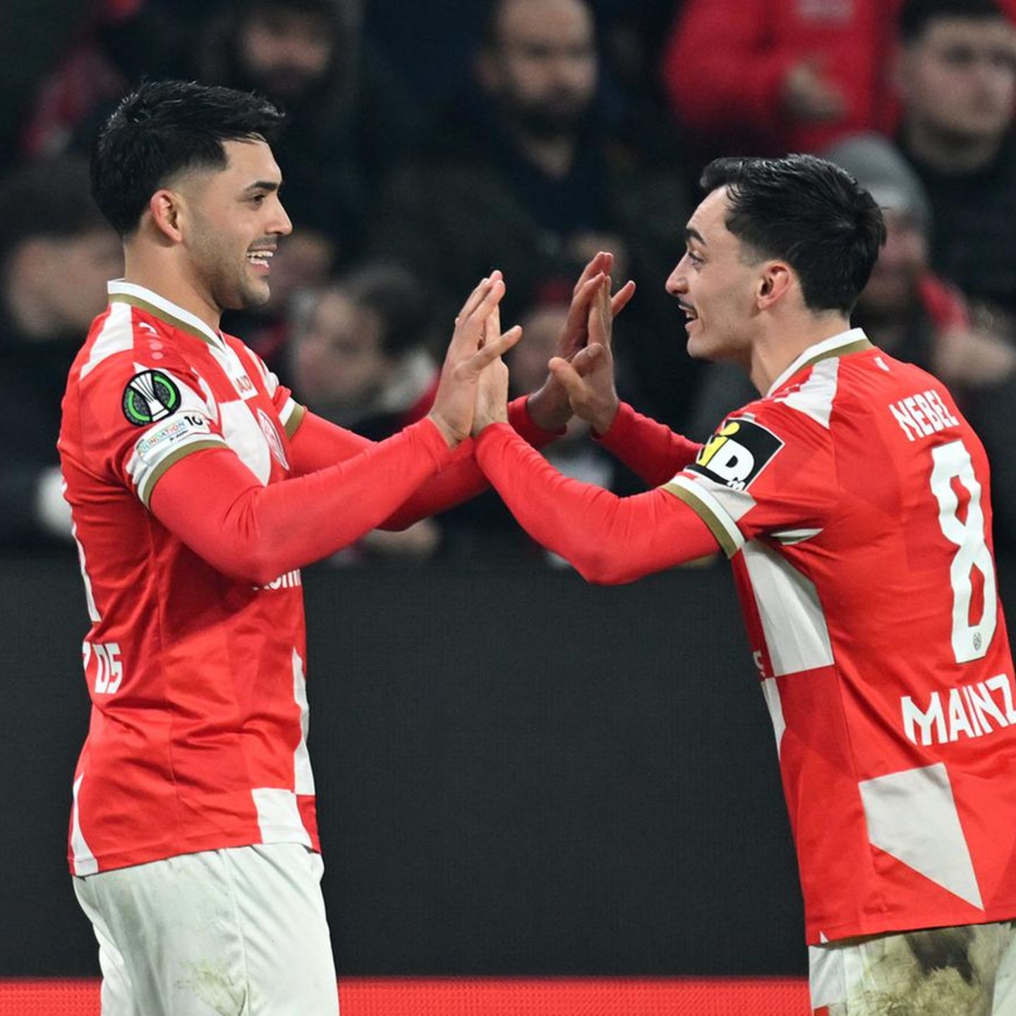 Nadiem Amiri von Mainz 05 feiert sein Tor zum 2:0 mit dem Kollegen Paul Nebel