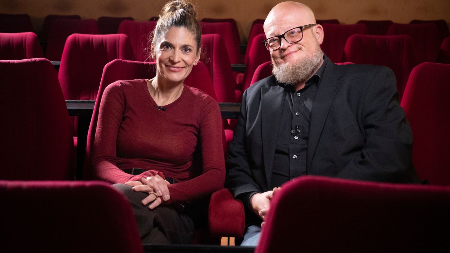 Für 24 Euro bleibt der Weg ins Kino: Moderatorin Katty Salié besucht den Kinoinhaber der Dortmunder Schauburg, Lars Kersting.
