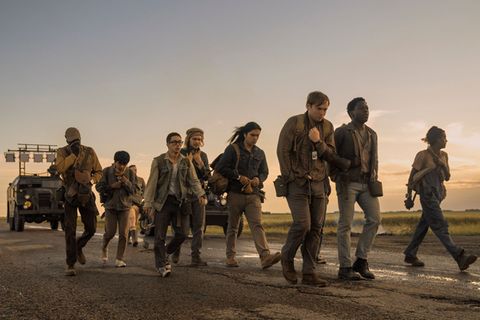 Eskortiert von Soldaten müssen die Teenager in "The Long Walk – Todesmarsch" laufen, bis sie nicht mehr können. Wer vorzeitig schlapp macht, wird erschossen.