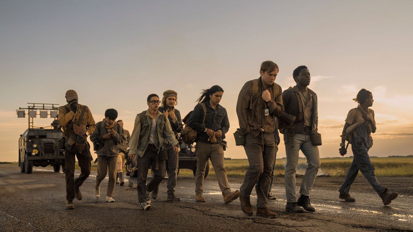 Eskortiert von Soldaten müssen die Teenager in "The Long Walk – Todesmarsch" laufen, bis sie nicht mehr können. Wer vorzeitig schlapp macht, wird erschossen.