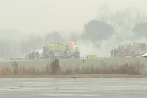 Ein Flugzeug ist an einem Regionalflughafen in North Carolina abgestürzt. Foto: Uncredited/WSOC via AP/dpa