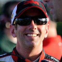 Greg Biffle lächelt 2012 während seiner Nascar-Karriere und trägt Cap, Sonnenbrille und Rennanzug