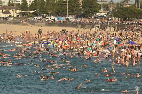 Surfer gedenken am Bondi Beach der Terroropfer. Foto: Mick Tsikas/AAP/dpa