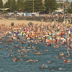 Surfer gedenken am Bondi Beach der Terroropfer. Foto: Mick Tsikas/AAP/dpa