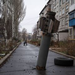 Eine nicht detonierte Rakete aus Russland steckt in der Ukraine in einem Fußweg
