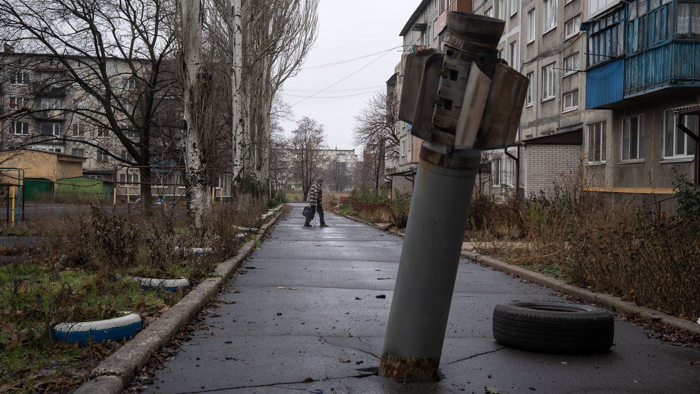 Eine nicht detonierte Rakete aus Russland steckt in der Ukraine in einem Fußweg