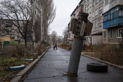 Eine nicht detonierte Rakete aus Russland steckt in der Ukraine in einem Fußweg