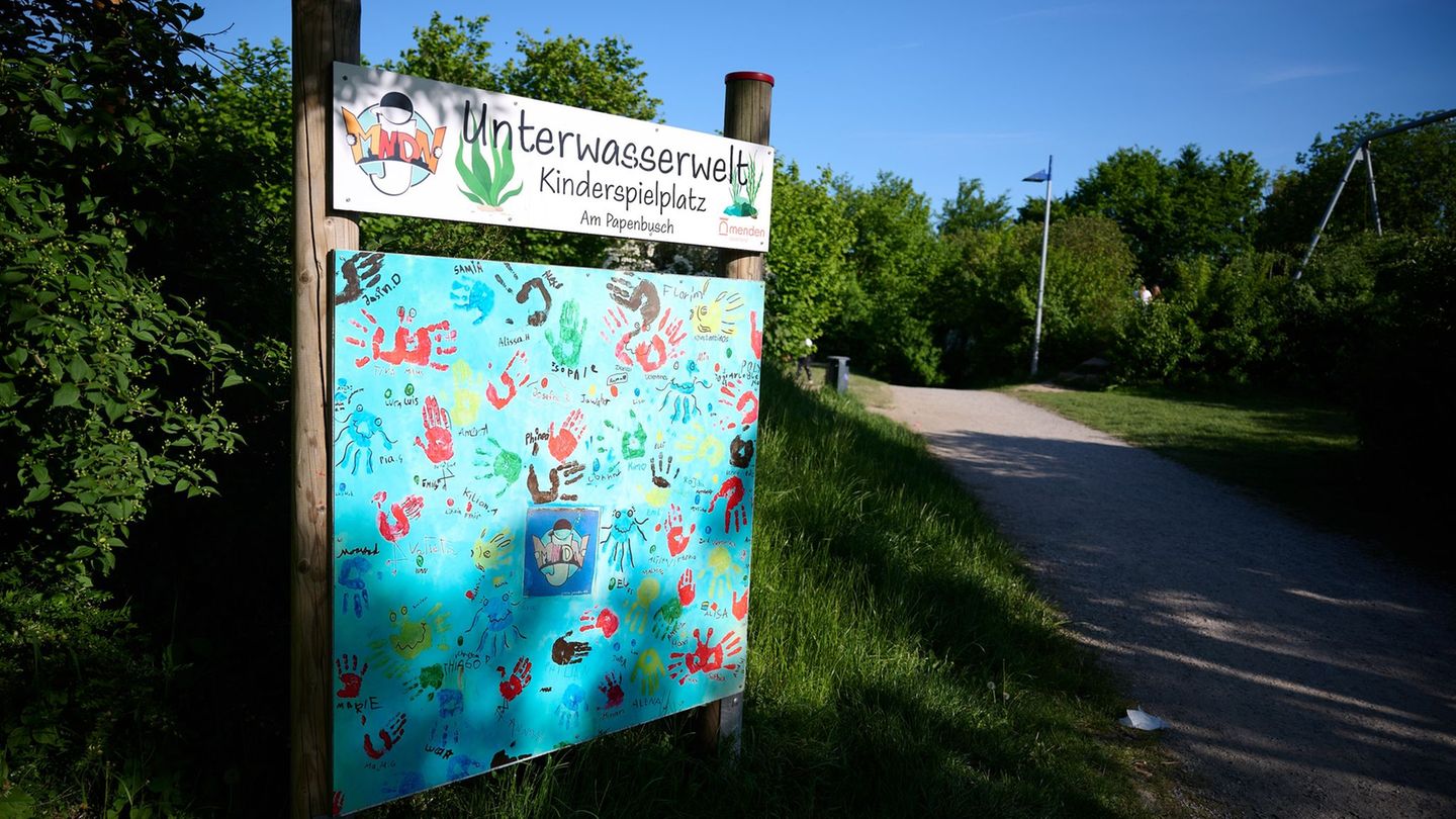 Die Tat hatte sich den Angaben der Ermittler zufolge in einer Frühsommernacht 2025 auf diesem Spielplatz ereignet. (Archivbild)