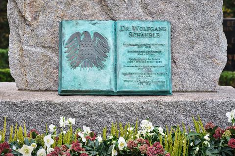 Ein bronzenes Buch listet die bedeutenden Posten von Schäuble auf. Foto: Bernhard Strauss/dpa