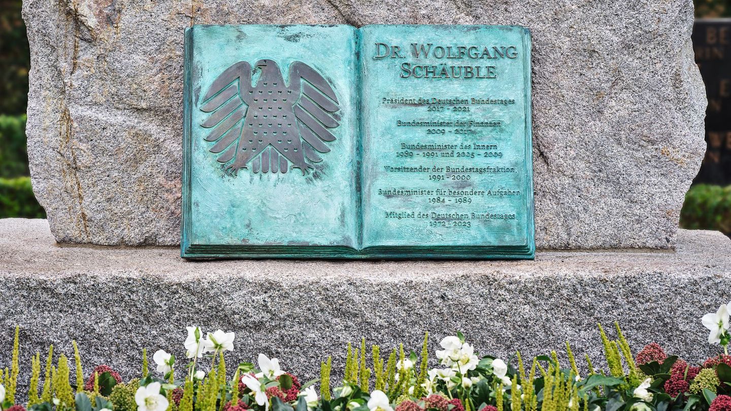 Ein bronzenes Buch listet die bedeutenden Posten von Schäuble auf. Foto: Bernhard Strauss/dpa