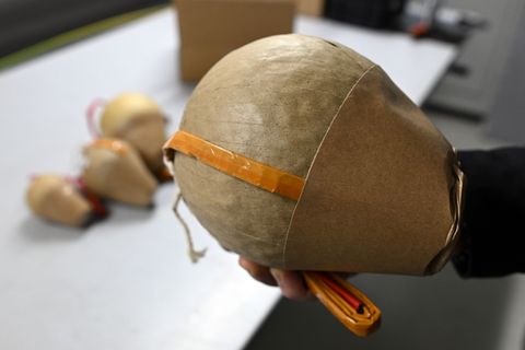 Durch den unsachgemäßen Gebrauch von Profi-Feuerwerk, wie etwa Kugelbomben, kommt es an Silvester immer wieder zu schweren Unfäl