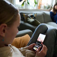 Einem an das Geblinker sozialer Medien gewöhnten Gehirn kann es schwerfallen, ausdauernd zu lesen. (Archivbild) Foto: Annette Ri