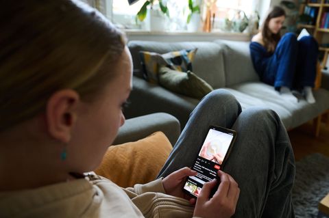 Einem an das Geblinker sozialer Medien gewöhnten Gehirn kann es schwerfallen, ausdauernd zu lesen. (Archivbild) Foto: Annette Ri