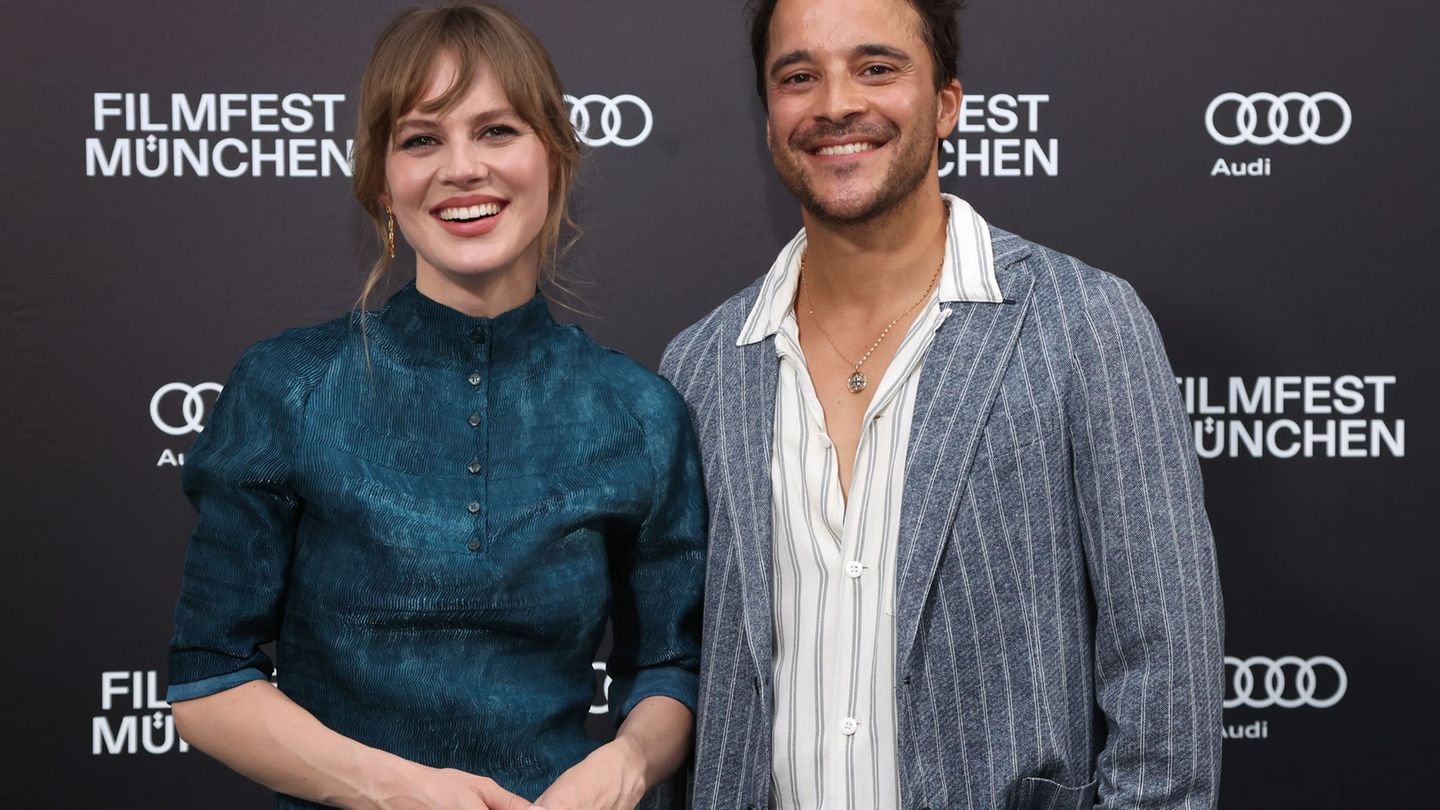 Auch für Alicia von Rittberg und Kostja Ullmann ist "Dinner for One" eine Tradition. (Archivbild) Foto: Karl-Josef Hildenbrand/d