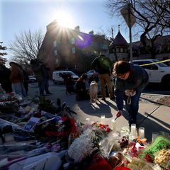 Eine Frau zündet an der Brown University eine Kerze für die Getöteten an