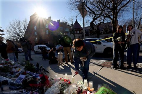 Eine Frau zündet an der Brown University eine Kerze für die Getöteten an