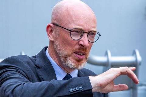 Christian Pegel (SPD), der Innenminister von Mecklenburg-Vorpommern, sagt mit Blick auf rechtsextremistisch motivierte Gruppen m