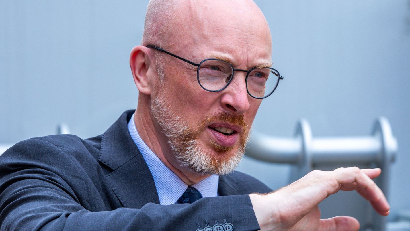 Christian Pegel (SPD), der Innenminister von Mecklenburg-Vorpommern, sagt mit Blick auf rechtsextremistisch motivierte Gruppen m