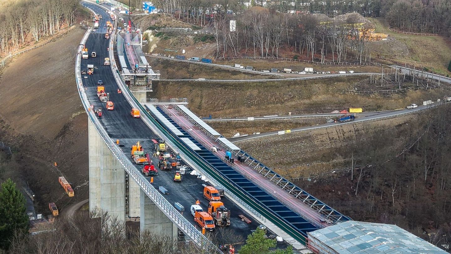 Überall Fahrzeuge und Arbeiter: Die Baufirmen haben die neue Brücke im Rekordtempo hochgezogen. Foto: Alex Talash/dpa