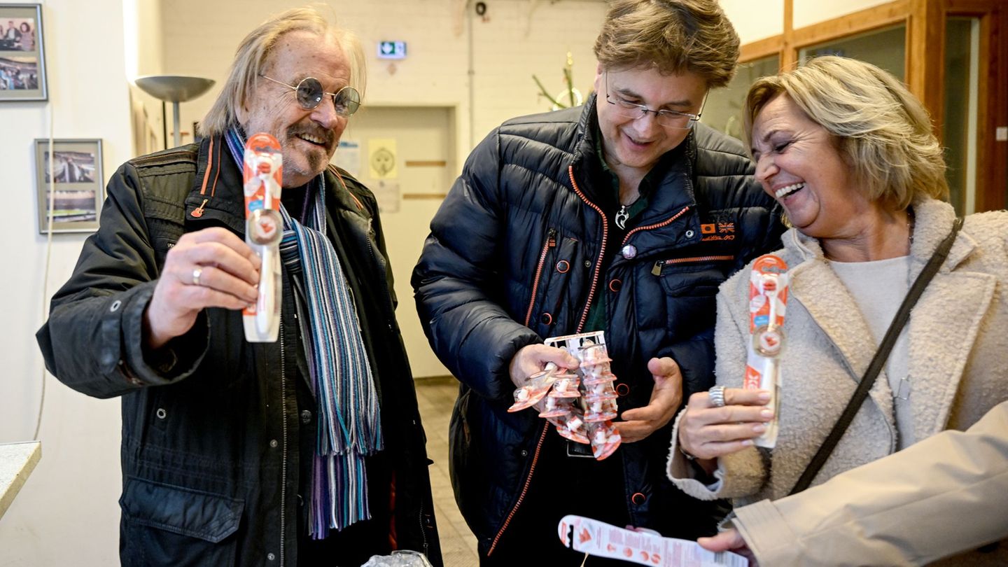 Musiker Frank Zander und sein Sohn Marcus sowie Petra Biernoth bei der Übergabe von gestifteten Zahnbürsten in der Notübernachtu