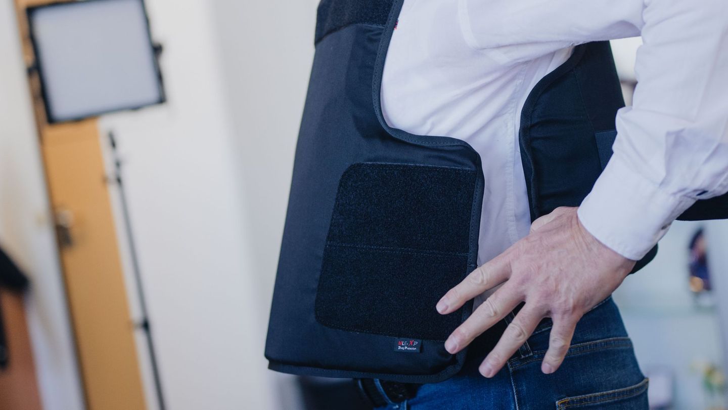 Regierungsbeschäftigte der Polizei bekommen in NRW jetzt Schutzwesten (Symbolfoto) Foto: Marius Becker/dpa