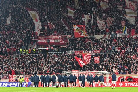 Mainzer Spieler lassen sich von der Fankurve für das 2:0 feiern Foto: Torsten Silz/dpa