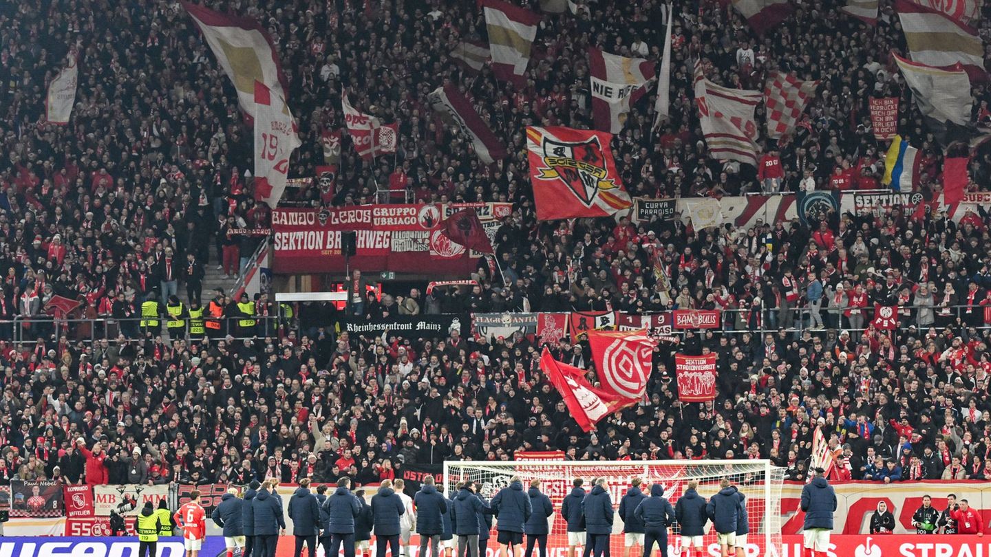 Mainzer Spieler lassen sich von der Fankurve für das 2:0 feiern Foto: Torsten Silz/dpa