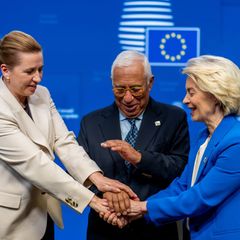 Feiern den Kompromiss: Dänemarks Regierungschefin Mette Frederiksen, EU-Ratspräsident António Costa und Kommissionschefin Ursula