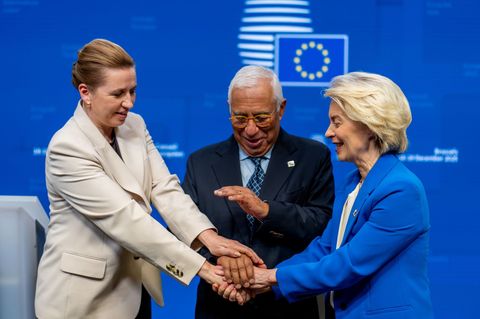 Feiern den Kompromiss: Dänemarks Regierungschefin Mette Frederiksen, EU-Ratspräsident António Costa und Kommissionschefin Ursula