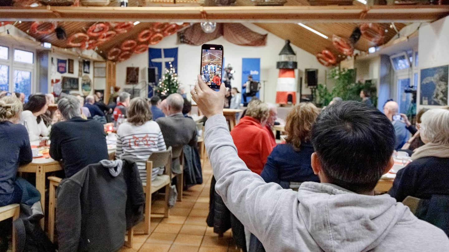 Es werden wieder viele Grüße gesendet und persönliche Geschichten erzählt. Foto: Markus Scholz/dpa