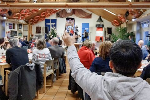 Es werden wieder viele Grüße gesendet und persönliche Geschichten erzählt. Foto: Markus Scholz/dpa